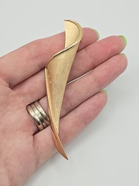 VTG Crown Trifari Brooch Gold Tone Ribbon Pin Brushed Finish Modernist 3.5"